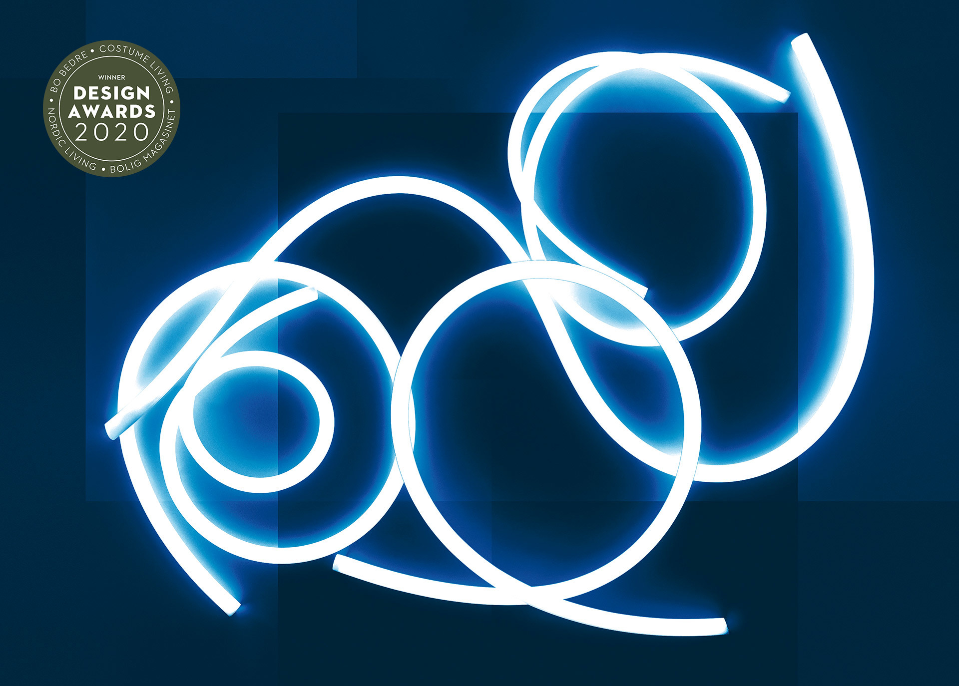 Tubo LED flessibile luminoso Artemide, vincitore del Design Awards 2020, che forma anelli e spirali astratti in luce bianco-blu