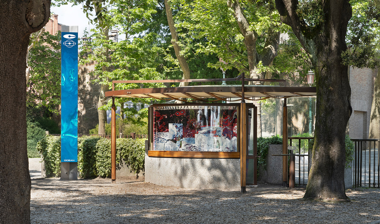 Storica Biglietteria progettata da Carlo Scarpa posizionata all'ingresso della Biennale di Venezia con persone al suo interno.
