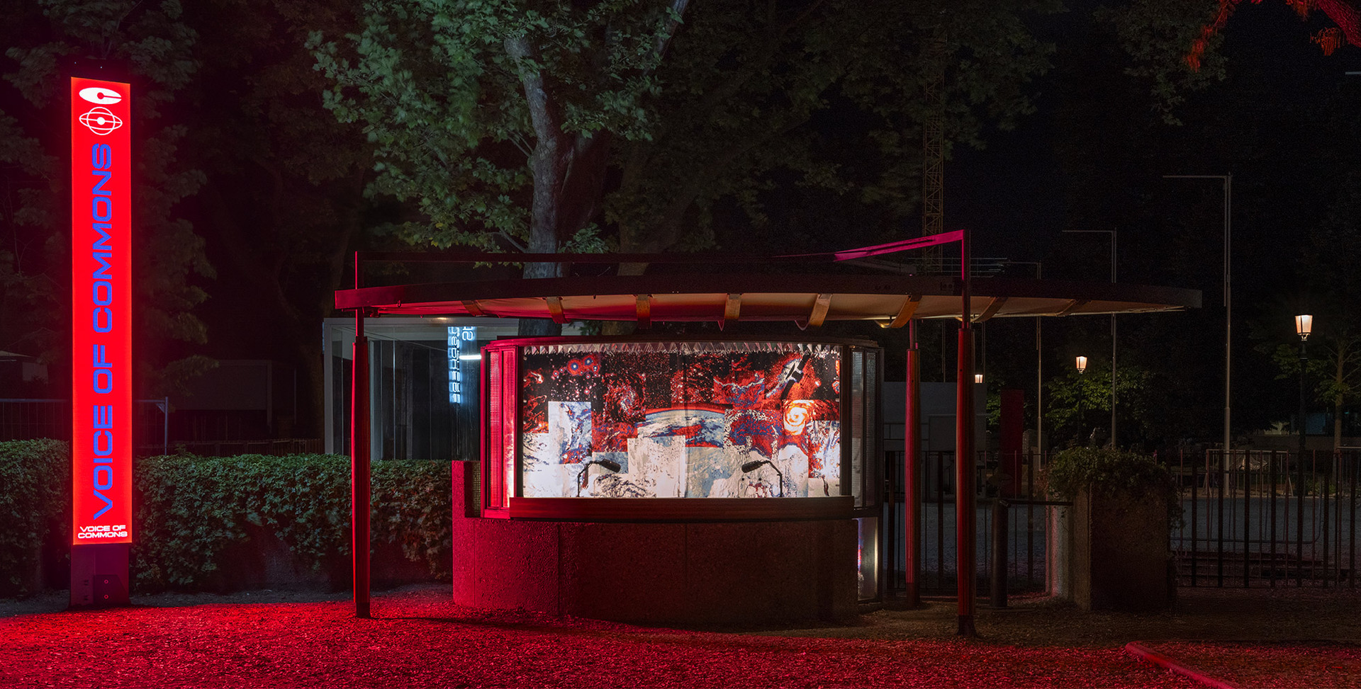Biglietteria di Scarpa restaurata e illuminata di rosso per la Biennale nei Giardini di Venezia.