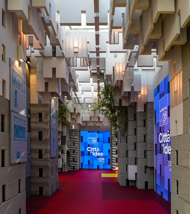 Installazione Solferino 28 con percorso immersivo tra architetture modulari e luce diffusa