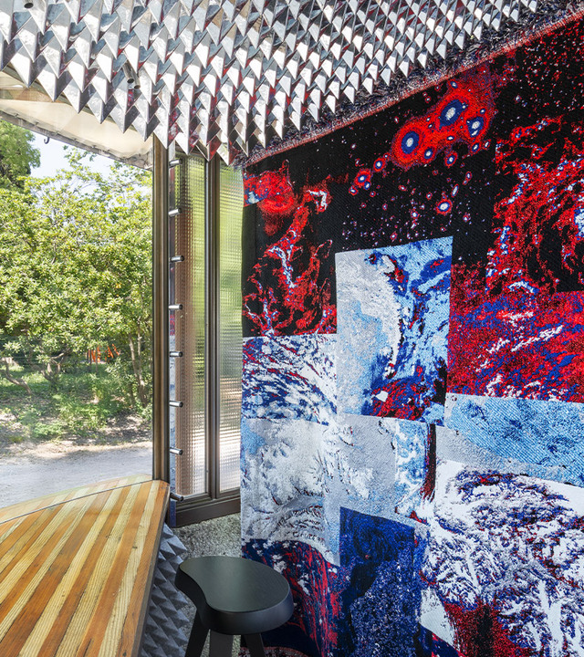 Interno della biglietteria di Scarpa con installazione tessile artistica e luce naturale filtrata.