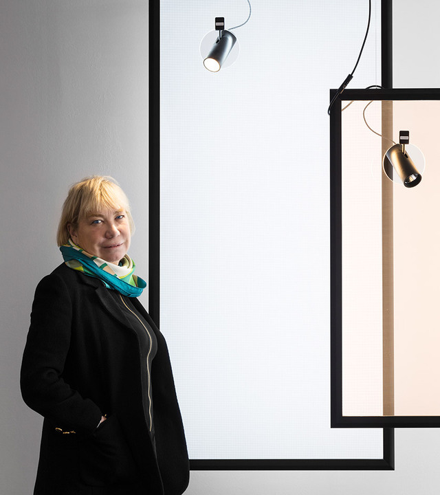 Immagine di Carlotta de Bevilacqua – Presidente e CEO di Artemide in posa vicino al prodotto Discovery Spot