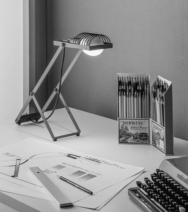Historic black-and-white photo of the table version of Sintesi, photographed by Aldo Ballo.