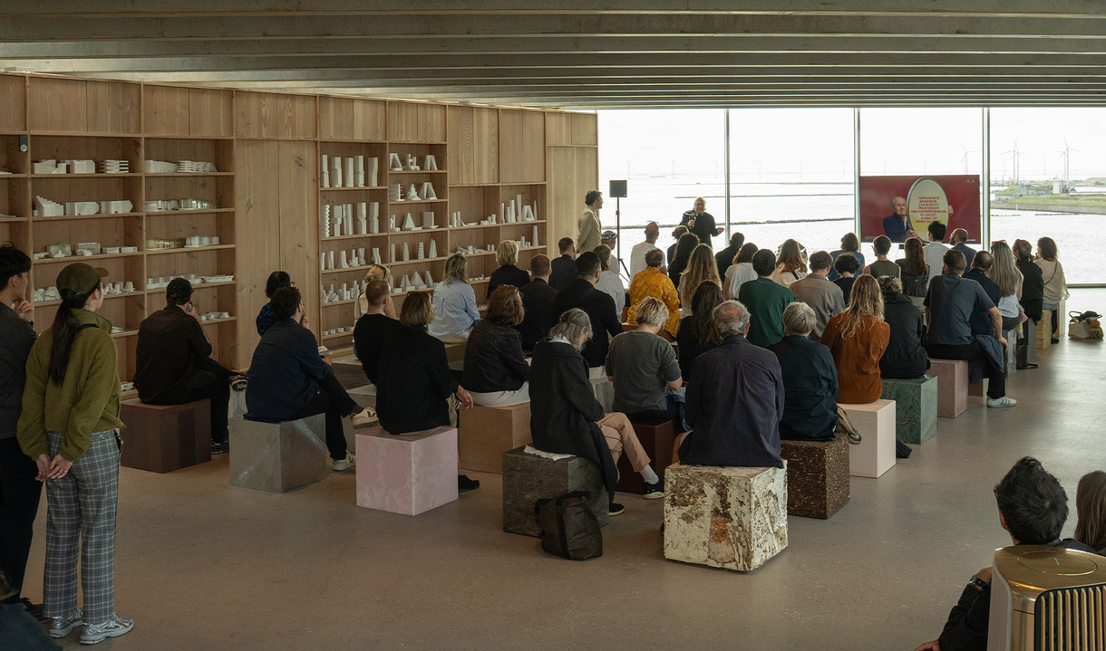 Talk di Carlotta de Bevilacqua e Jacob Lange durante 3daysofdesign con pubblico seduto su cubi di diversi materiali in uno spazio espositivo moderno.