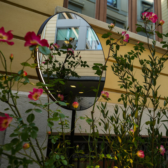 Lampada Se|eS di Carolina Gismondi de Bevilacqua in installazione, dialogo tra luce e spazio urbano.