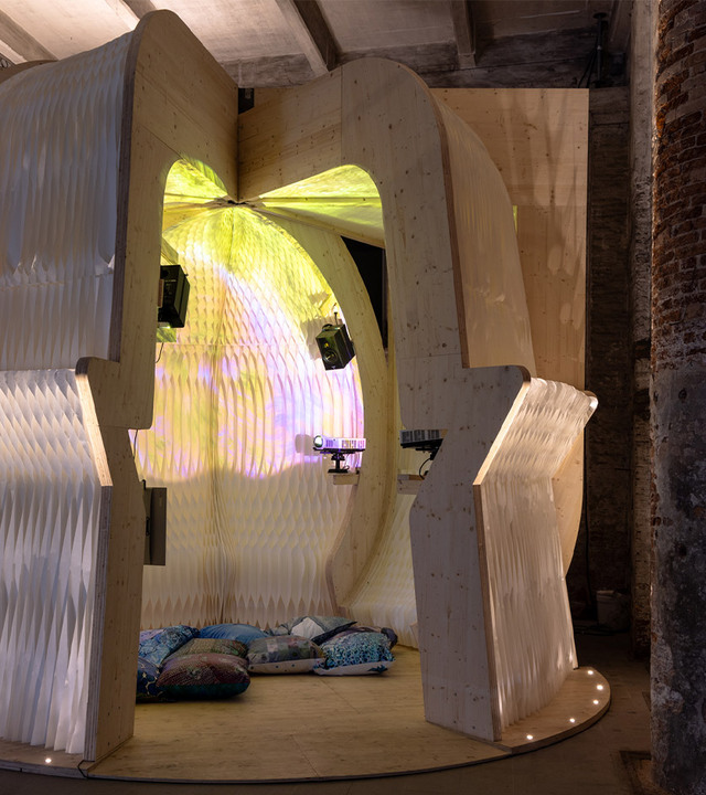 Installazione artistica realizzata in carta e legno ispirata tema dell’acqua.