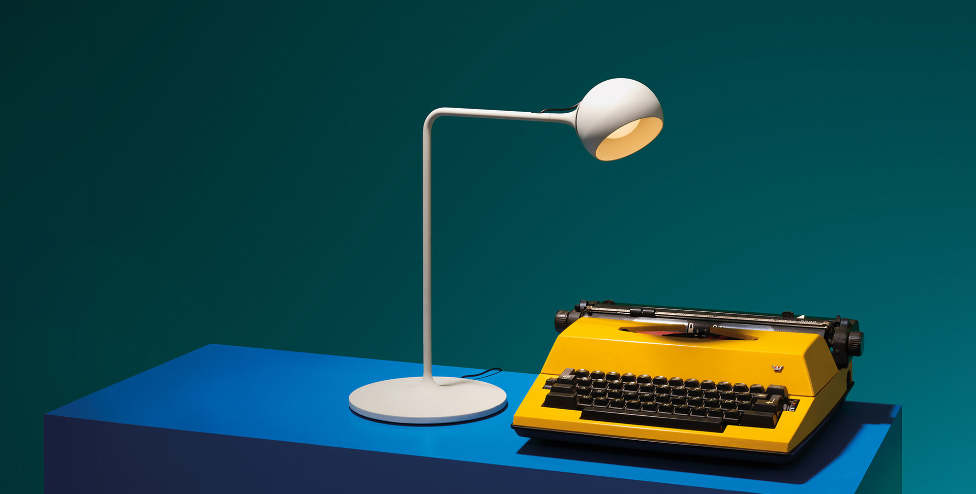 Image of Ixa Table illuminating a typewriter