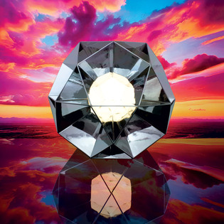 Lampada Arctic dalle superfici geometriche e specchiate, posizionata al centro su sfondo con tramonto dai colori accesi. Foto di Pierpaolo Ferrari.