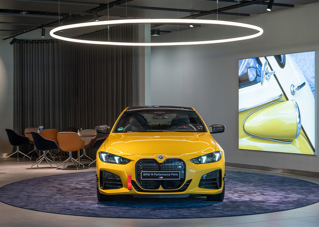 Auto al centro dell'immagine, illuminata da Alphabet of Light Suspension Circular.