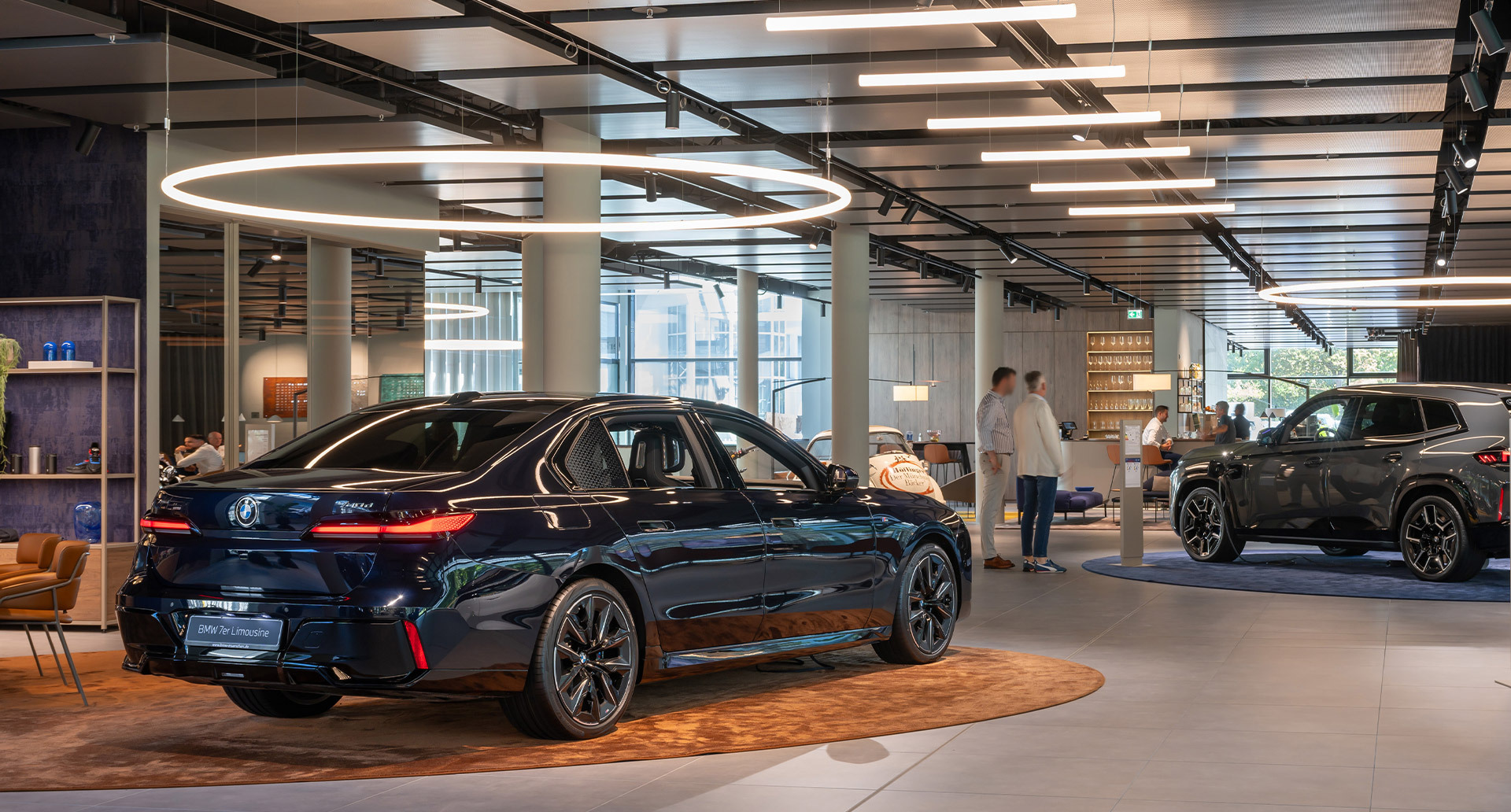 Immagine dell’interno della filiale BMW illuminato da Alphabet of Light Circular e Linear.