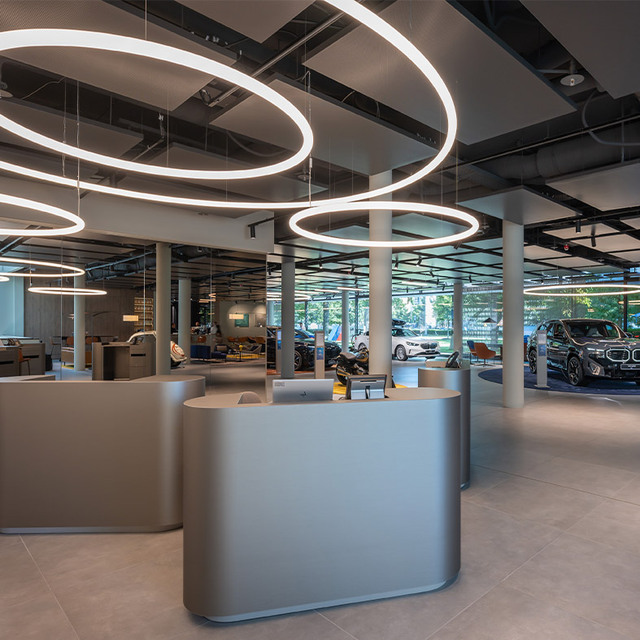 Area reception illuminata da Alphabet of Light Suspension Circular.