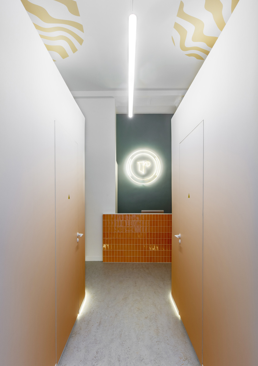 Corridoio dello studio illuminato da Alphabet of Light Linear.
