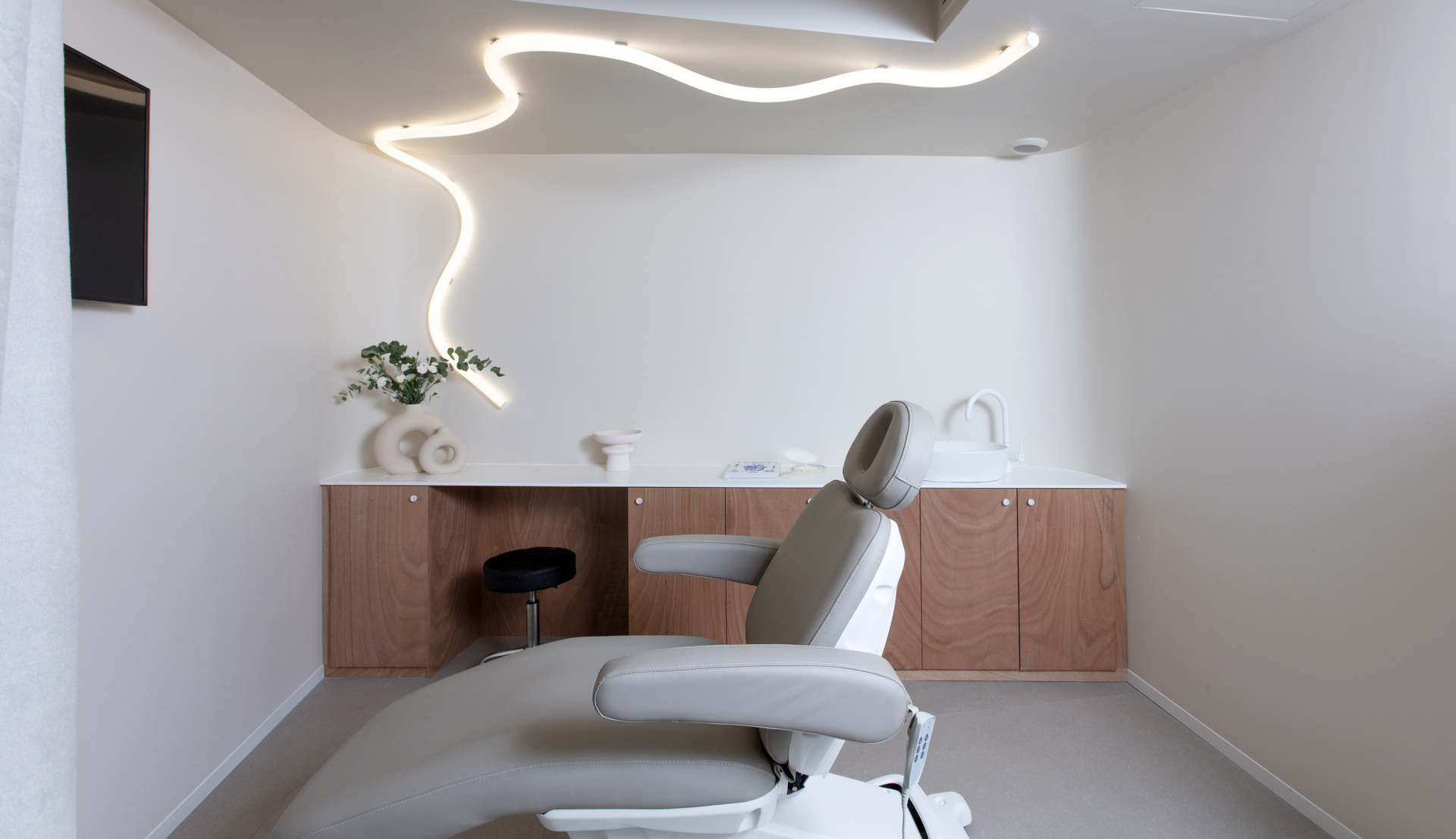 Immagine della stanza dello studio illuminata con La Linea che dal soffitto correndo arriva fino alla parete.