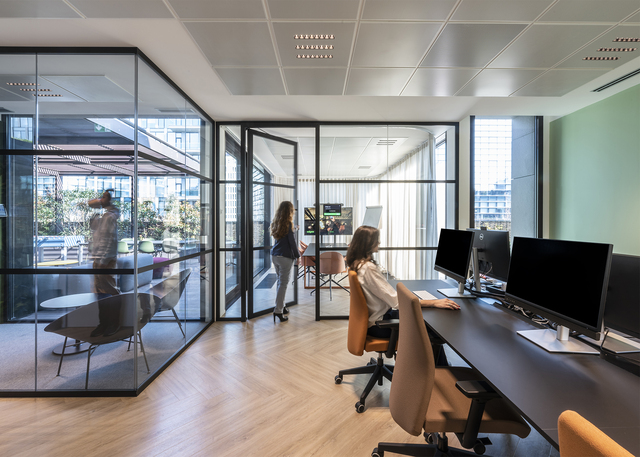 Immagine di A.39 Refractive Square/Rectangular che illumina una stanza dell'ufficio.