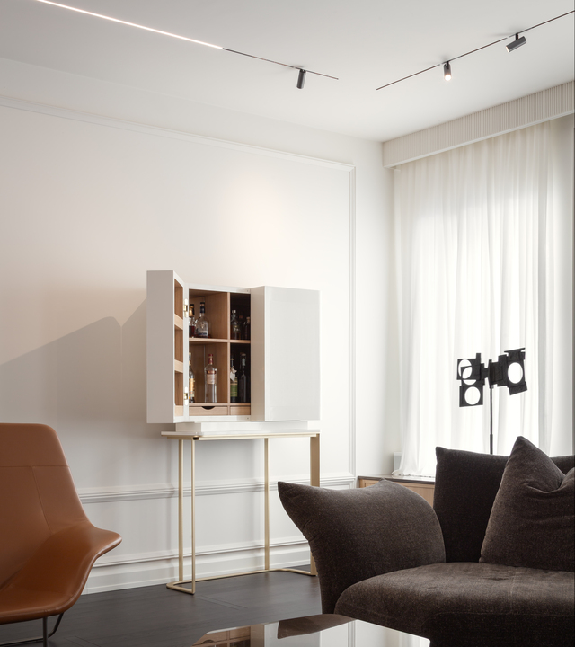 Living corner lit by recessed Turn Around system, featuring LED strip for diffuse light and Vector 40 projectors for precise and dynamic accent lighting.