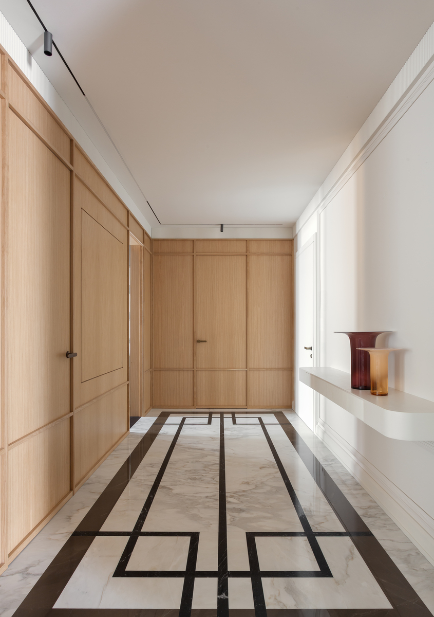 Corridor illuminated with recessed Turn Around track and Vector 40 projectors, selected to ensure visual and functional consistency throughout the home.