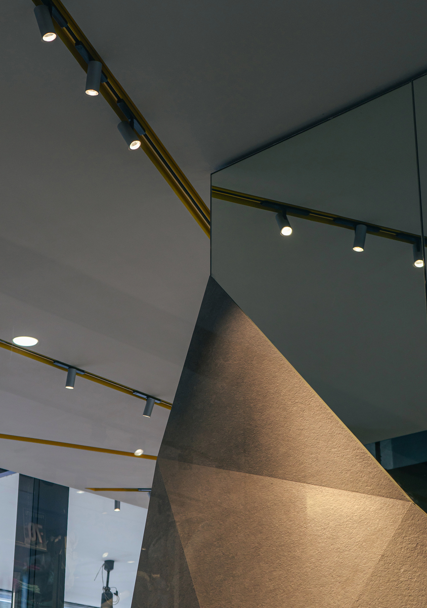 Image of store ceiling illuminated by Vector Track.