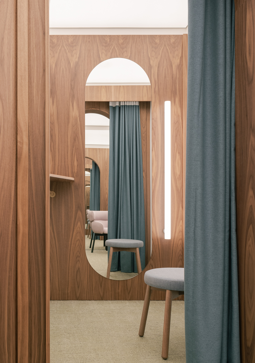 Immagine del camerino illuminato con Alphabet of Light Linear.
