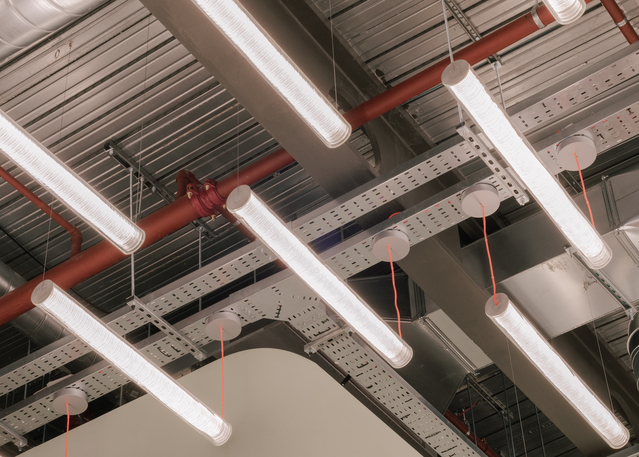 Immagine del soffitto del negozio illuminata con una serie di Criosfera.