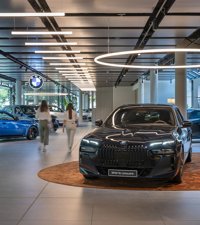 Macchina all'interno della filiale BMW, illuminata da Alphabet of Light Suspension Circular.
