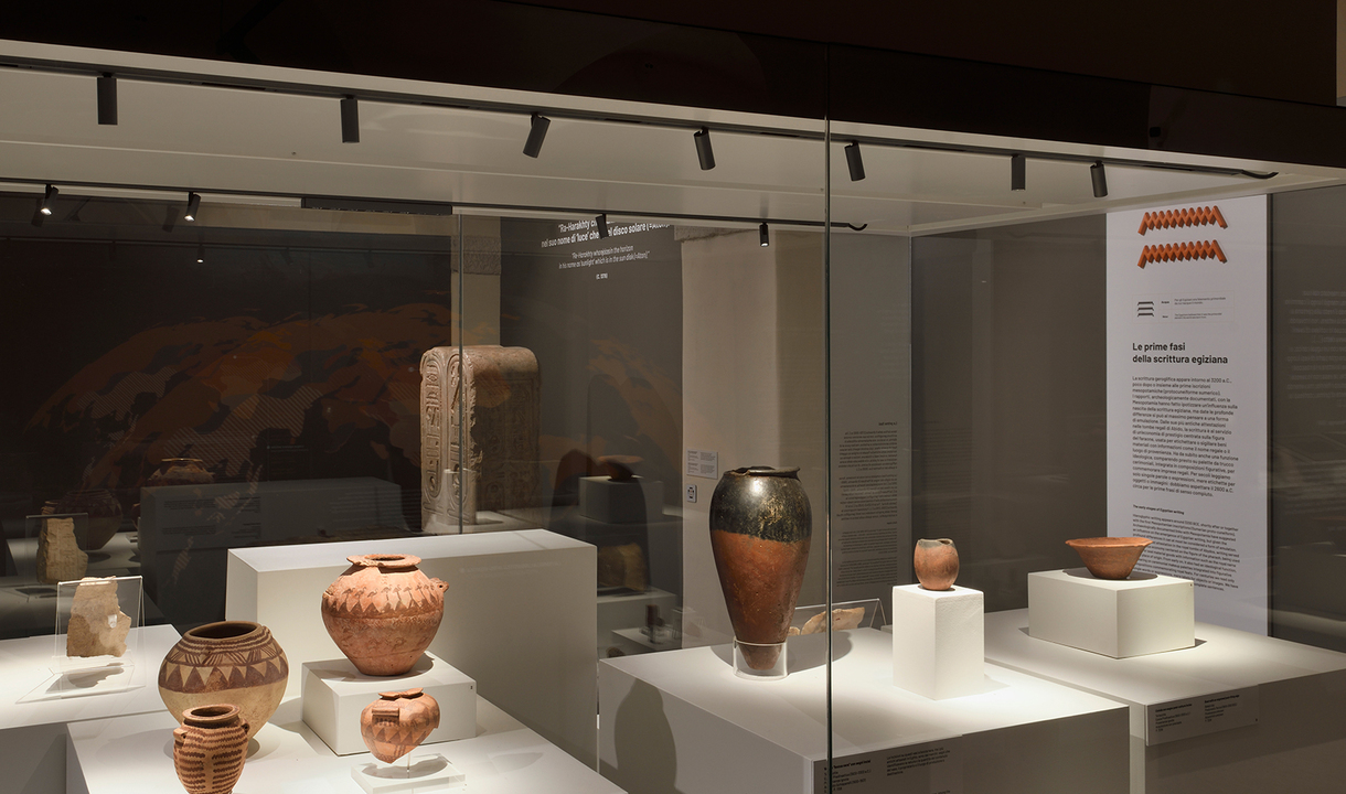 Immagine di una teca del Museo Egizio illuminata da Turn Around + Vector