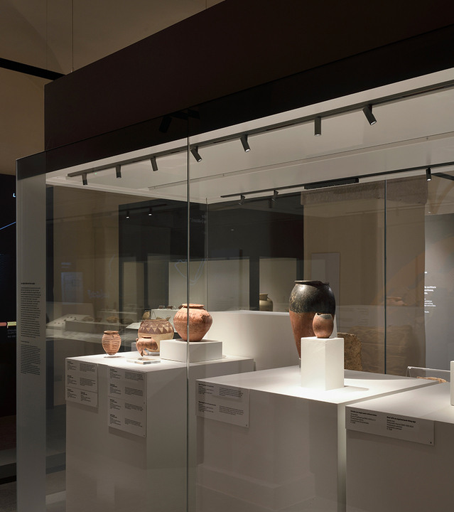 Immagine di una teca del Museo Egizio illuminata da Turn Around + Vector