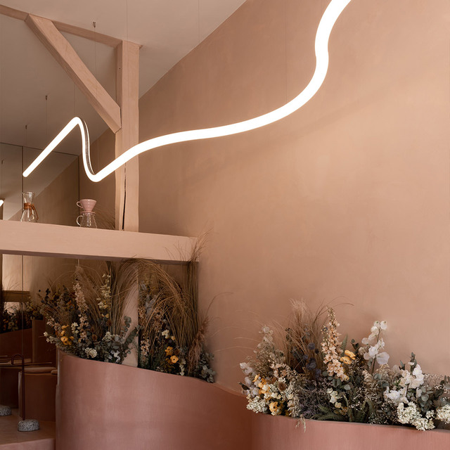 Immagine dell'interno del Noir Coffee Shop con Alphabet of Light