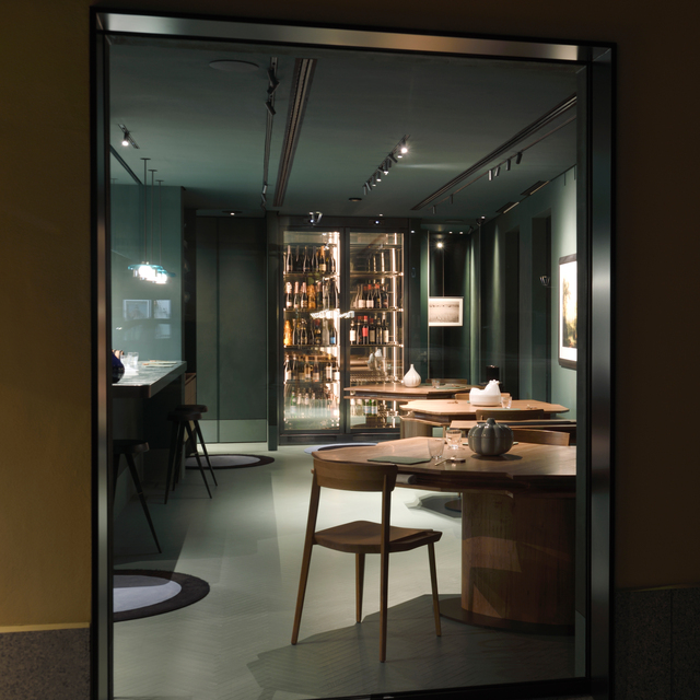 Image of the interior of the restaurant seen from outside.