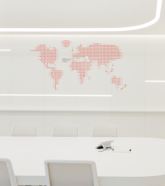 Immagine di Alphabet of Light System all'interno di una sala riunioni.