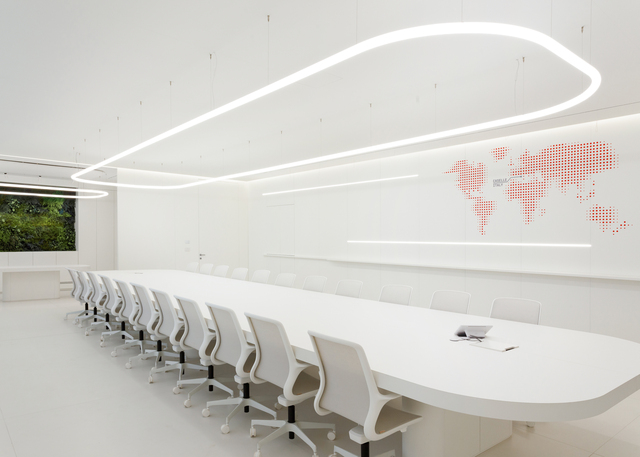 Immagine di Alphabet of Light System all'interno di una sala riunioni.