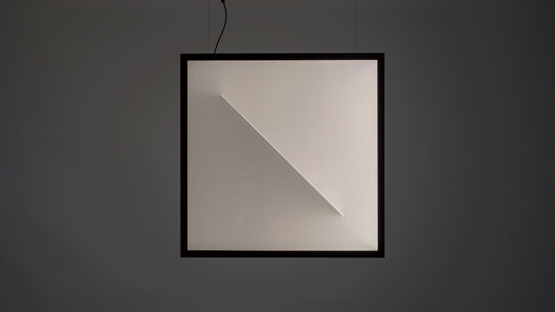 Primo piano di un pannello LED diviso diagonalmente: blu intenso a sinistra, rosa-viola caldo a destra, che mostra il contrasto cromatico.